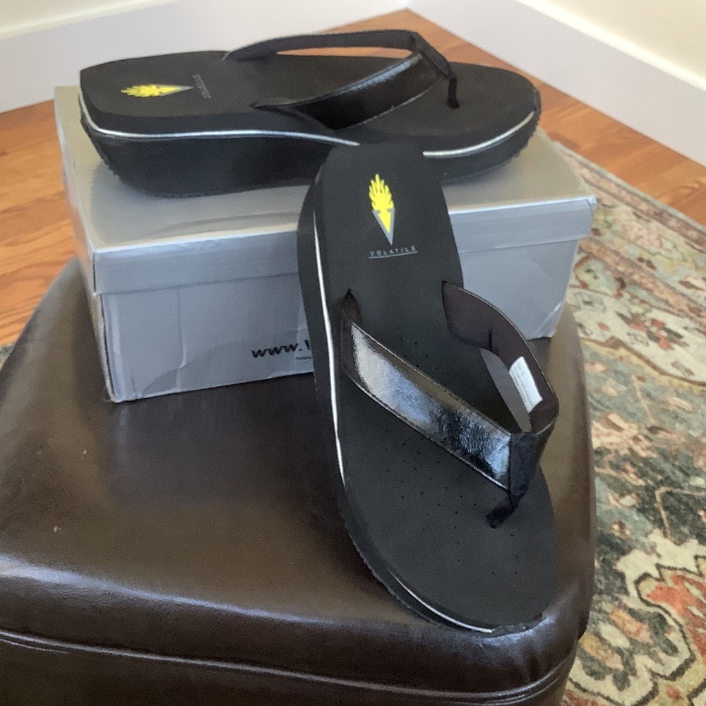 NWT Volatile Cafe Metalic Platform Sandal Size 10